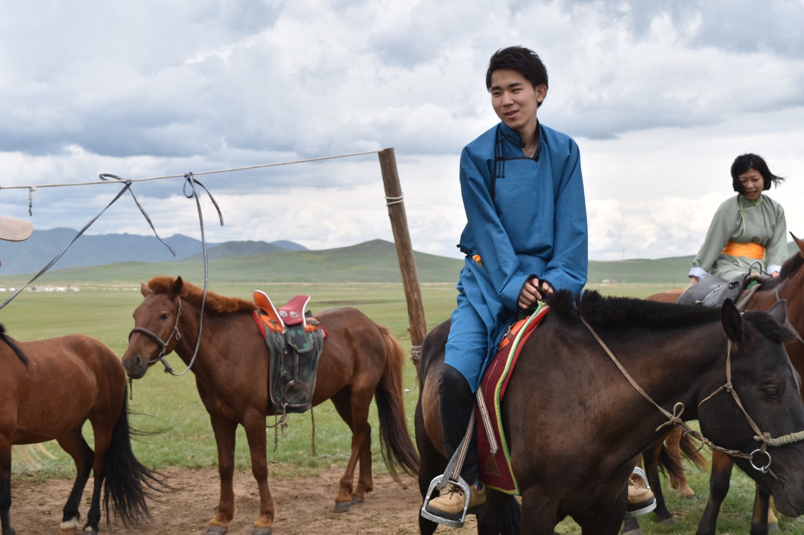 モンゴルスタディツアー モンゴルの民族衣装 デール って何 Motiproject